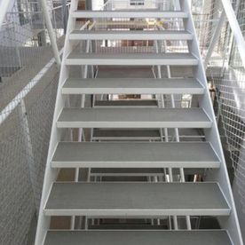 Treppe mit Aussparungen an der Rückwand